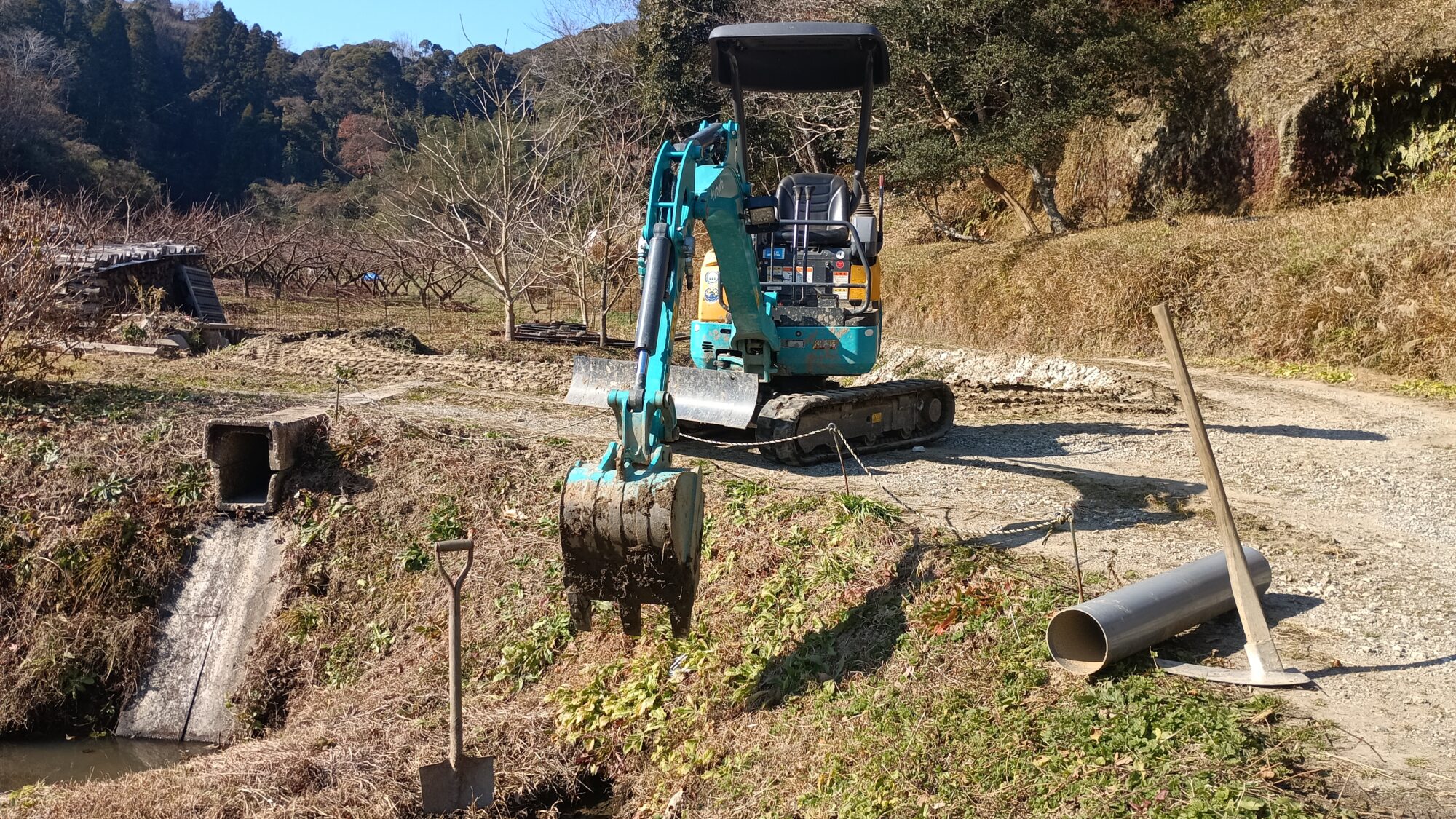 溜め池の漏水の修理中