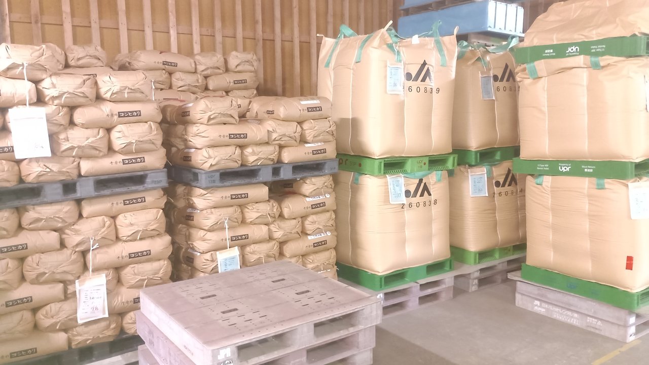 出荷を待つ倉庫の新米（坂下米・水上第2営農組合）
